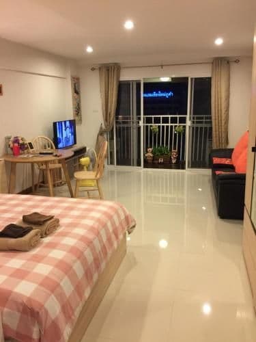 Apartment with Mountain View