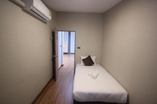 Single Room with Shared Bathroom