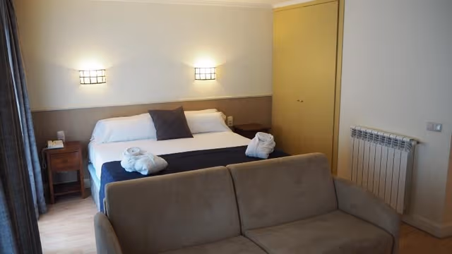 DOUBLE WITH DOUBLE BED