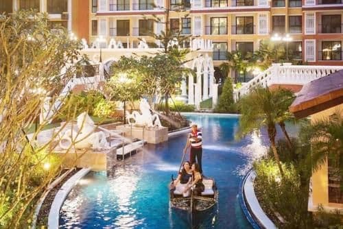 Apartment with Pool View