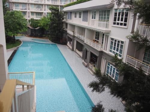 Apartment with Pool View