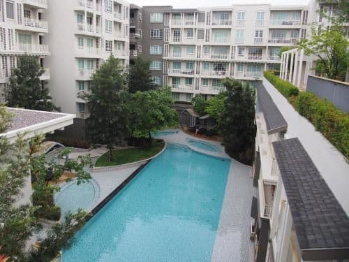 Apartment with Pool View