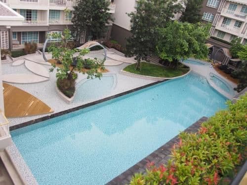 Apartment with Pool View