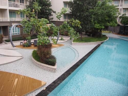 Apartment with Pool View