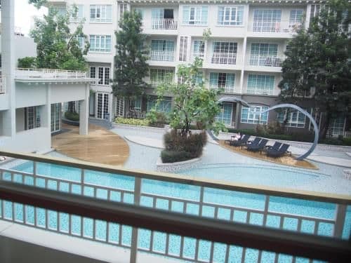 Apartment with Pool View