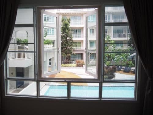 Apartment with Pool View