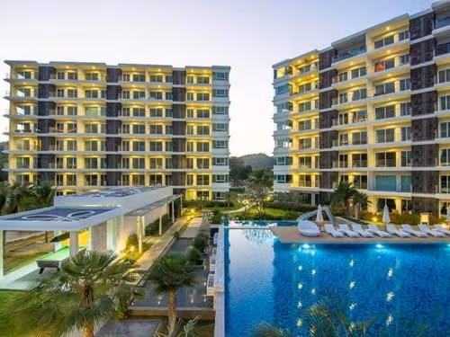 Apartment with Pool View