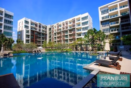 Apartment with Pool View