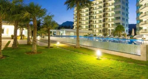 Apartment with Pool View