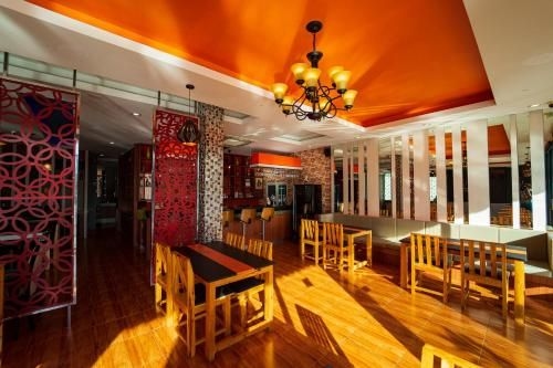 The Garden Town Residences & Wine Bar3