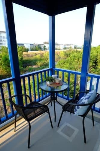 Apartment with Mountain View