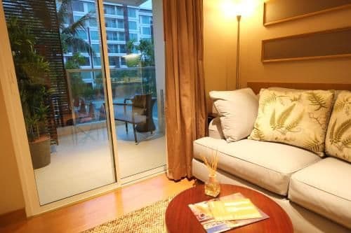 Apartment with Pool View
