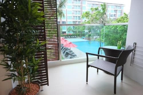 Apartment with Pool View