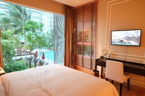 Apartment with Pool View
