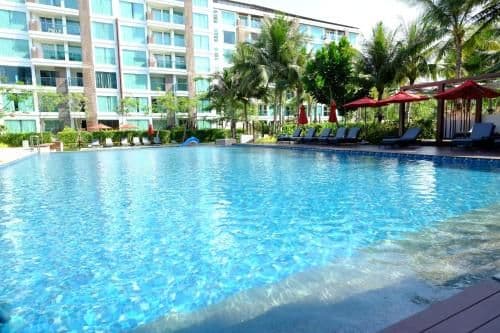 Apartment with Pool View