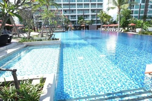 Apartment with Pool View