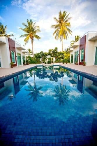 Apartment with Pool View
