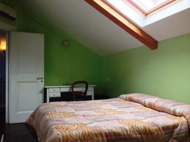 DOUBLE WITH SHARED BATHROOM