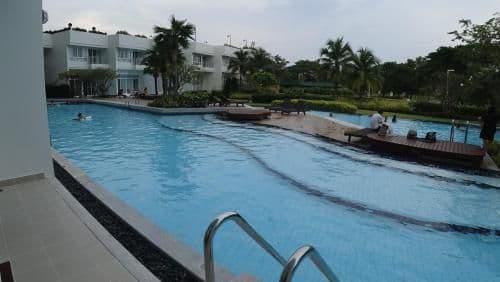 Apartment with Pool View
