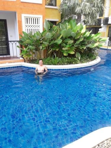 Apartment with Pool View