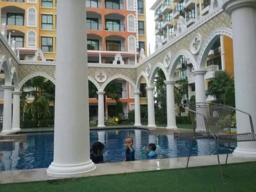 Apartment with Pool View