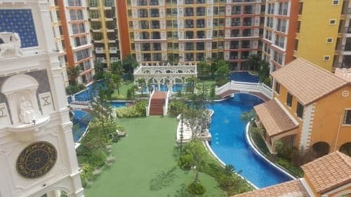 Apartment with Pool View