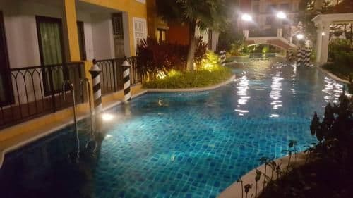 Apartment with Pool View