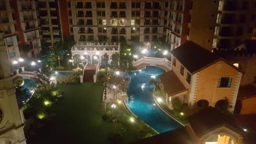 Apartment with Pool View