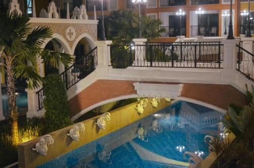 Apartment with Pool View