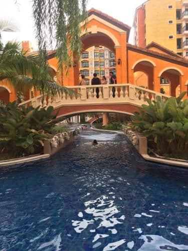 Apartment with Pool View