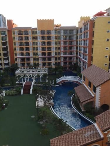 Apartment with Pool View
