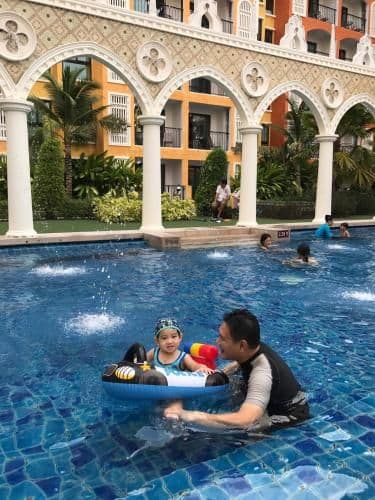 Apartment with Pool View