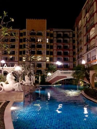 Apartment with Pool View