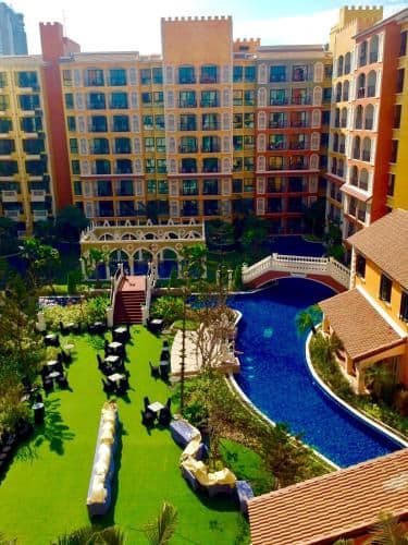 Apartment with Pool View