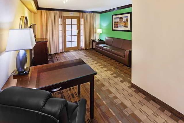 SUITE TWO QUEEN BEDS