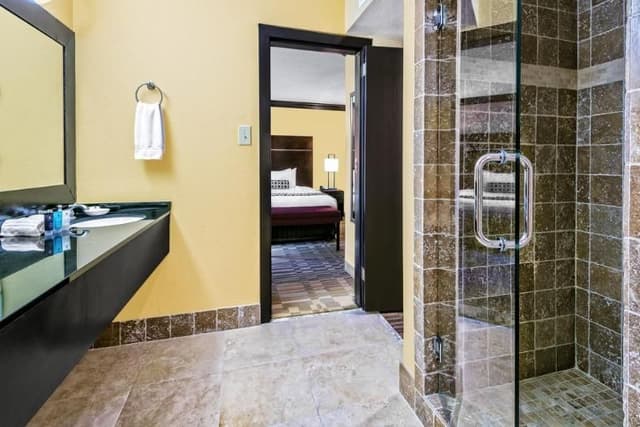 SUITE TWO QUEEN BEDS