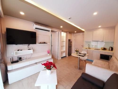 Apartment with Pool View