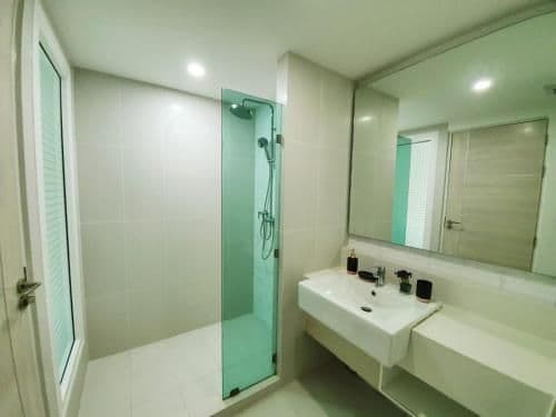 Apartment with Pool View