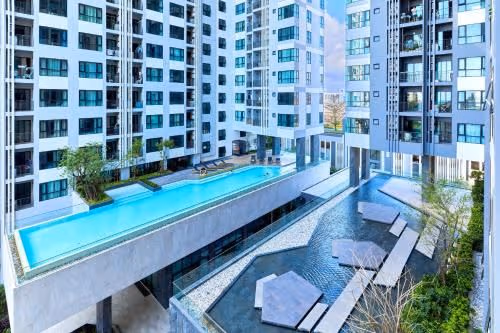 Apartment with Pool View