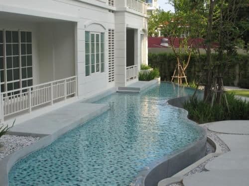 Apartment with Pool View