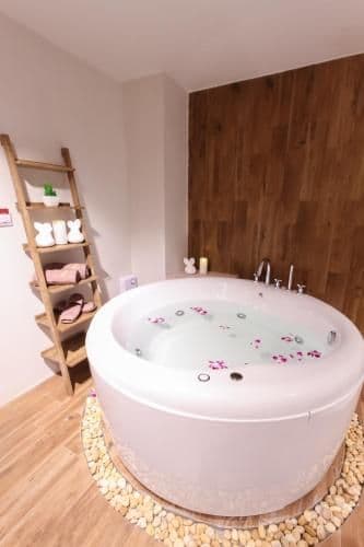 Grand Deluxe Jacuzzi