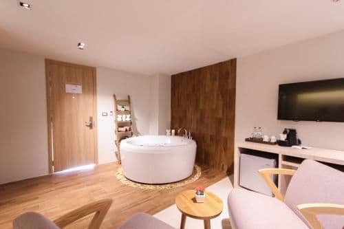 Grand Deluxe Jacuzzi