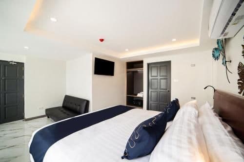 Deluxe Room (2 Adults + 1 Child)