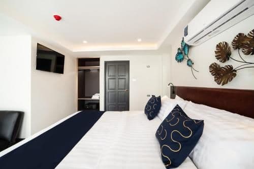 Deluxe Room (2 Adults + 1 Child)