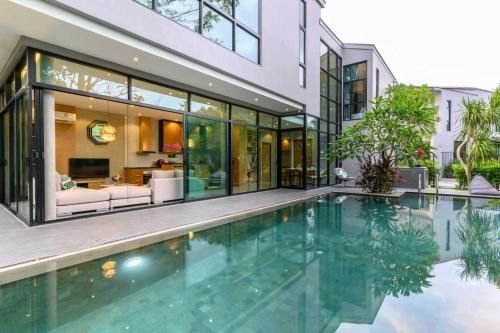 Tropical Paradise Villa with Large Pool0