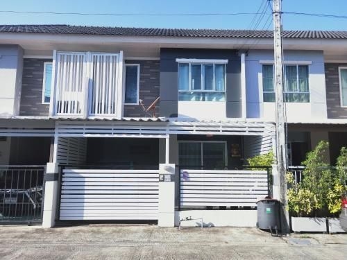 ทาวเฮ้าส์ 3 ห้องนอน ใกล้ห้างโลตัสและUWC School (3 bedrooms Townhouse Near Lotus and UWC School)0