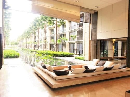 Apartment with Pool View
