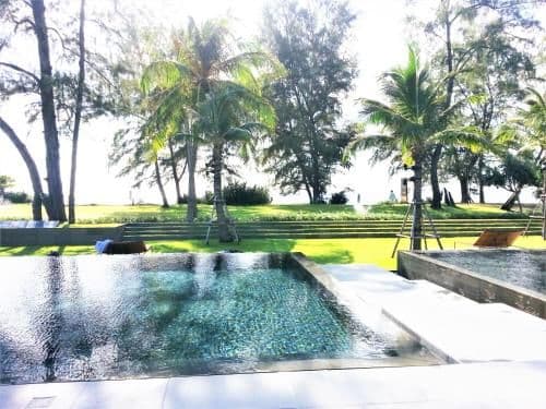 Apartment with Pool View