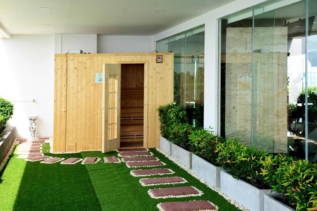 เดอะพีค ทาวเวอร์ คอนโดมิเนียม (The Peak Towers Condominium)3