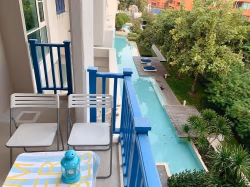 Apartment with Pool View